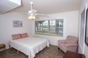 4 bedrooms, free WiFi, bed sheets - Snowbird Friendly - Waterfront Home |Private Dock and Water Access |Military Welcome (Fort Walton Beach)