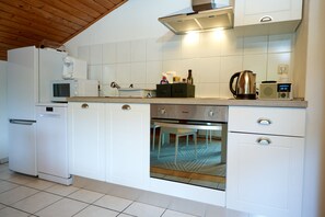 Fridge, microwave, oven, stovetop - Spacious vacation apartment 72 m², 1-4 persons, 2 bedrooms, WLAN, balcony (Marquartstein)