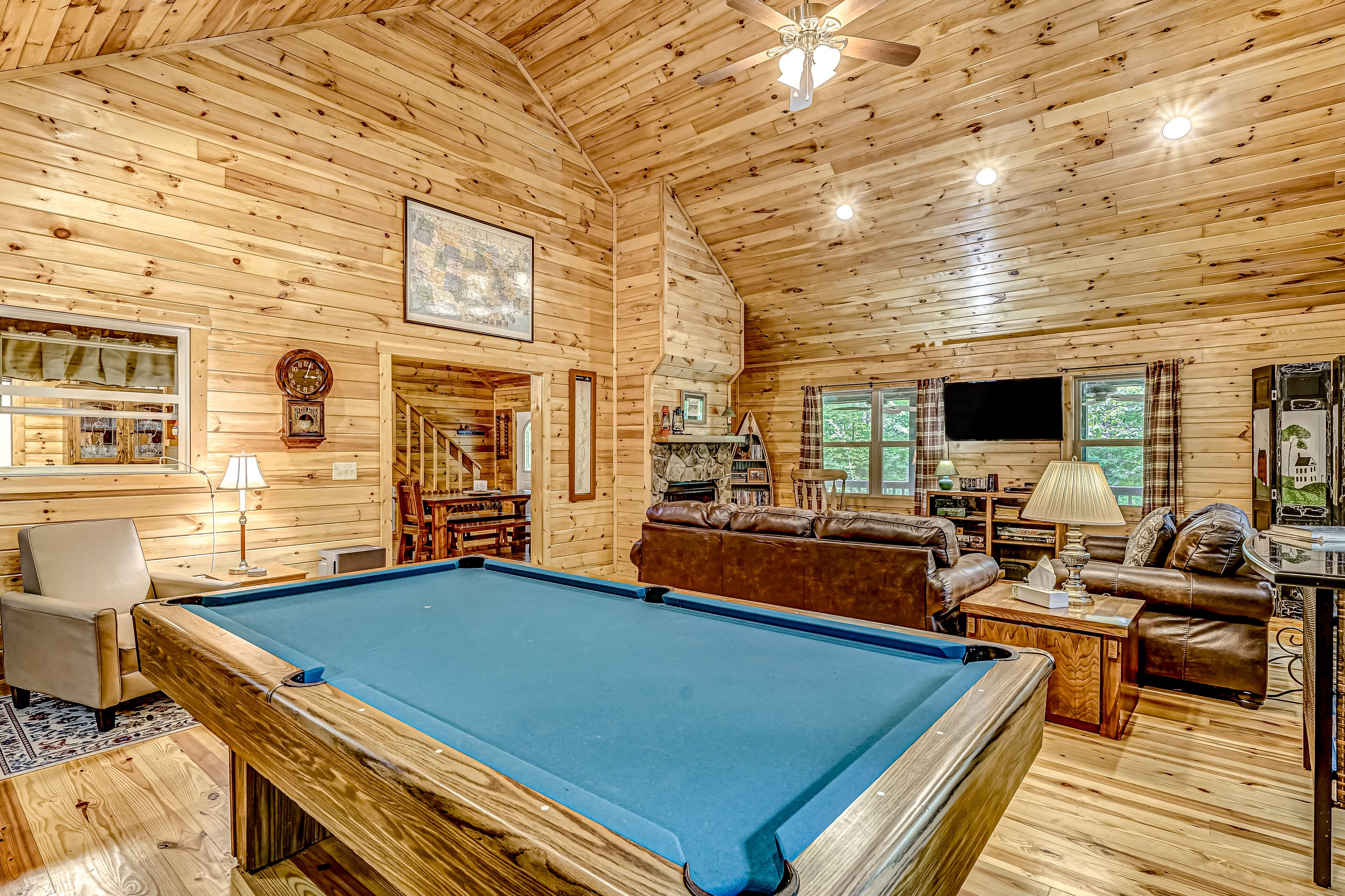 Peaceful dog-friendly cabin with firepit, deck, gas fireplace, pool table, grill
