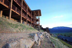 Exterior - Large Slopeside Condo w/ Fireplace and Great Views; Ski-in/out. (Mt. Crested Butte)