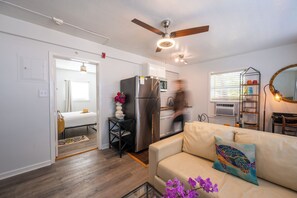 2 bedrooms, desk, iron/ironing board, WiFi - HoneyBee Loft in Best Downtown area nestled between High-End Residential (Sarasota)