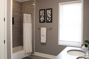 Shower, hair dryer, towels, shampoo - 2 Miles From World Cup! Close to Breweries/Food & the new Belt-line (Atlanta)