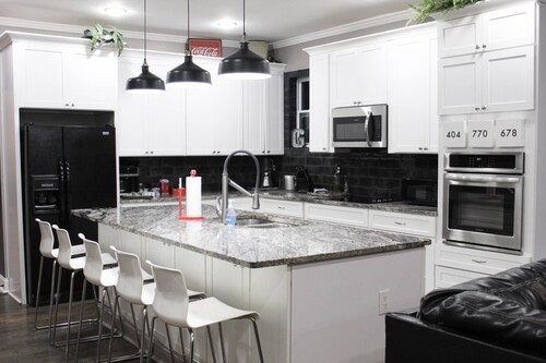 Close to Breweries/Food/Mercedes Stadium & the new expanded Belt-line & $150 in activities included!