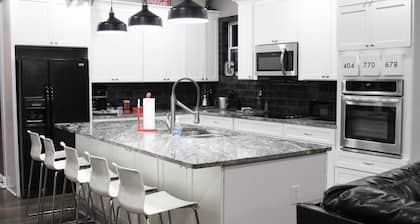 Close to Breweries/Food/Mercedes Stadium & the new expanded Belt-line & $150 in activities included!