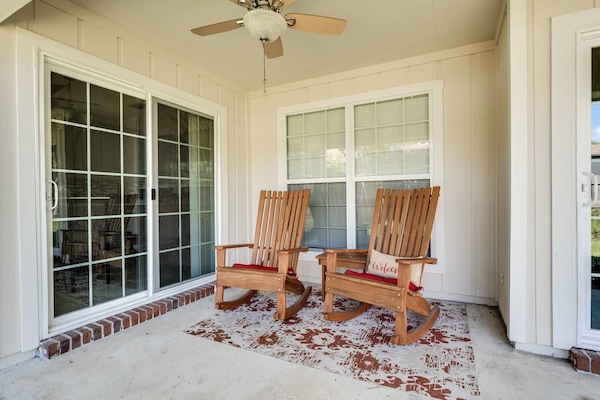 Welcome to Bermuda Drive Abode! Relax in our oversized rocking chairs!