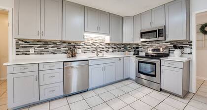 Fleming Island |Dogs Ok |Fenced Yard |Family Friendly |Nearby Park |10 Mins to Doctor's Lake Marina