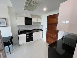 Kühlschrank, Mikrowelle, Herdplatte, Wasserkocher