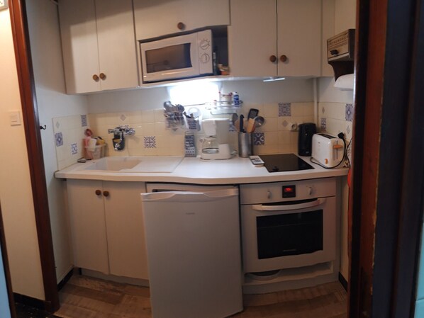 Fridge, microwave