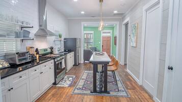 Lò vi sóng, lò nướng, bếp nấu, dụng cụ nấu nướng/bát dĩa/dao nĩa