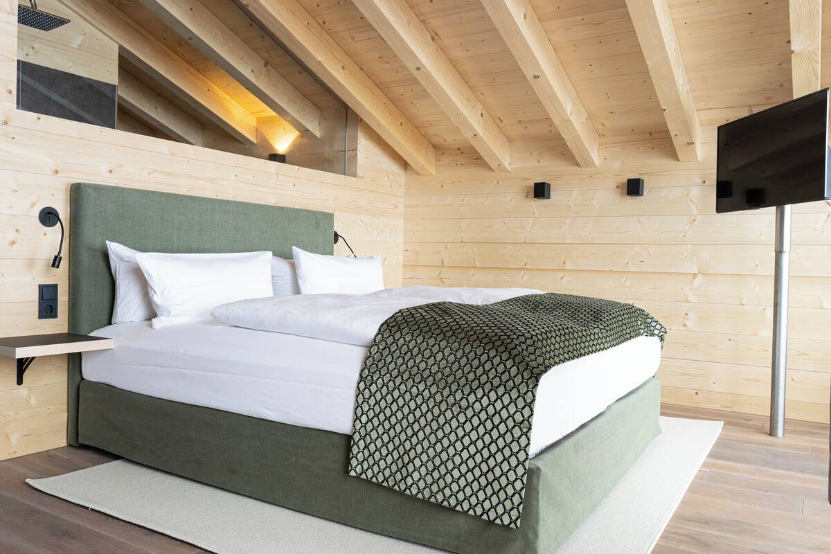 Ropa de cama de alta calidad y caja de seguridad en la habitación