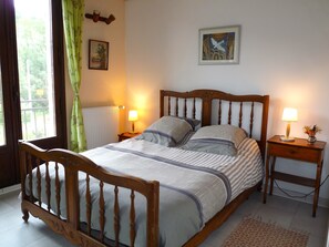 3 bedrooms, desk, iron/ironing board, free WiFi