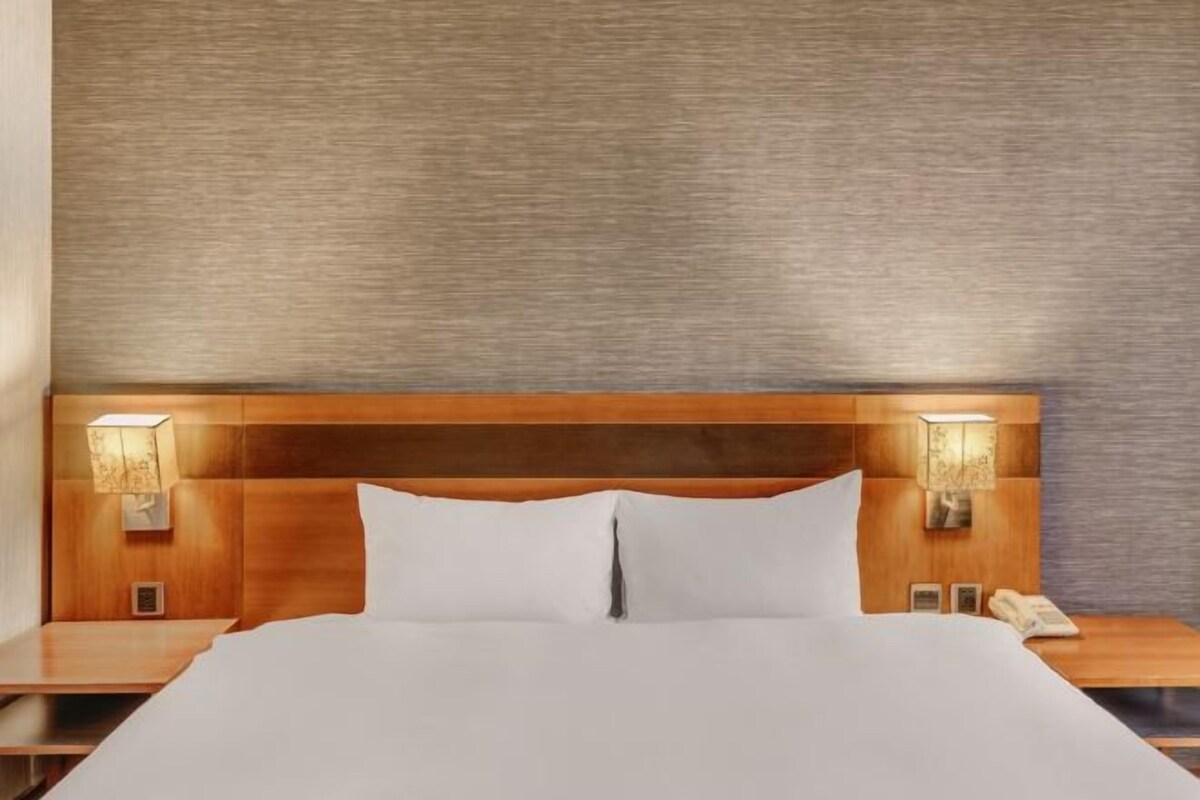 Down comforters, desk, soundproofing, WiFi (free)