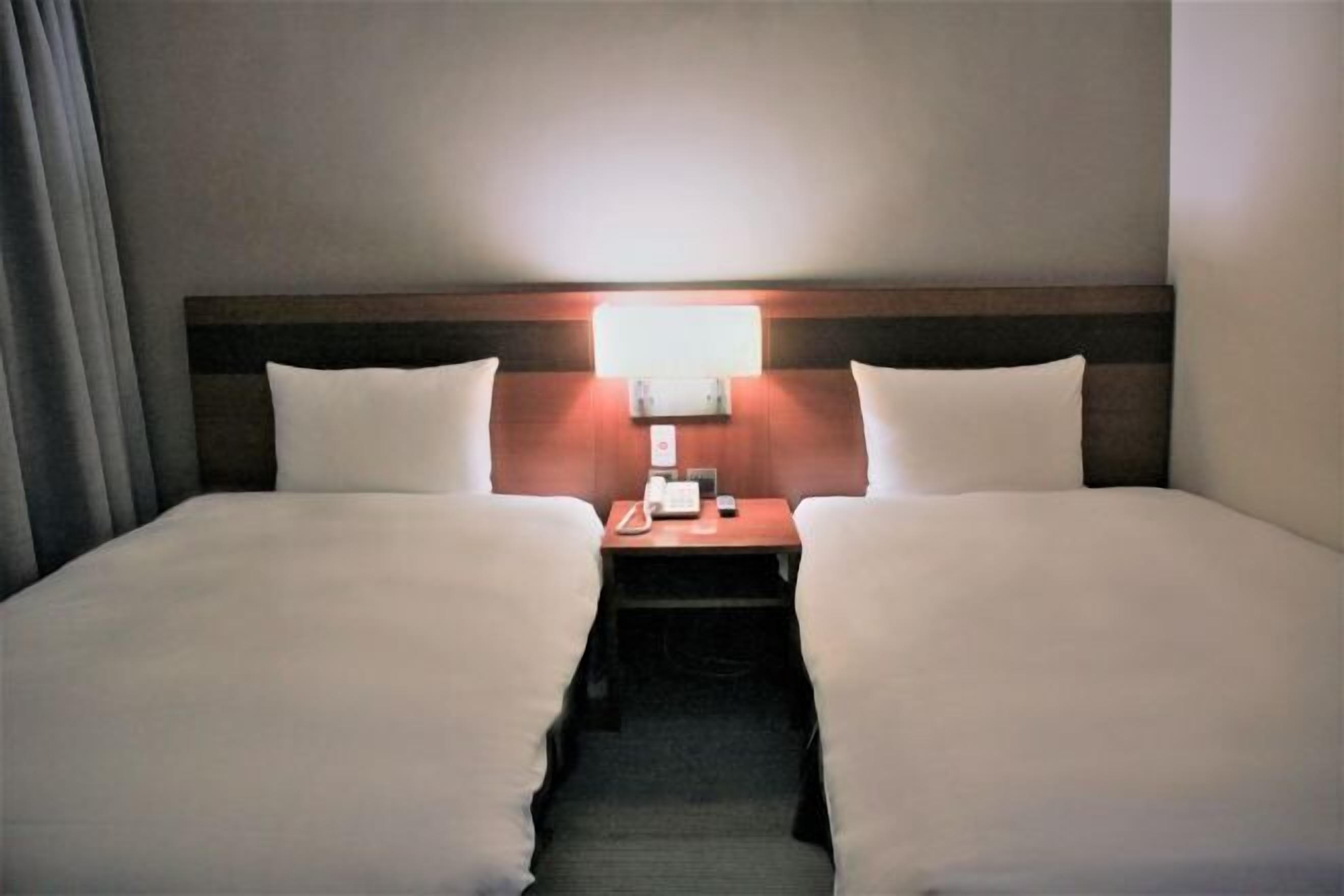 Down duvets, desk, soundproofing, free WiFi