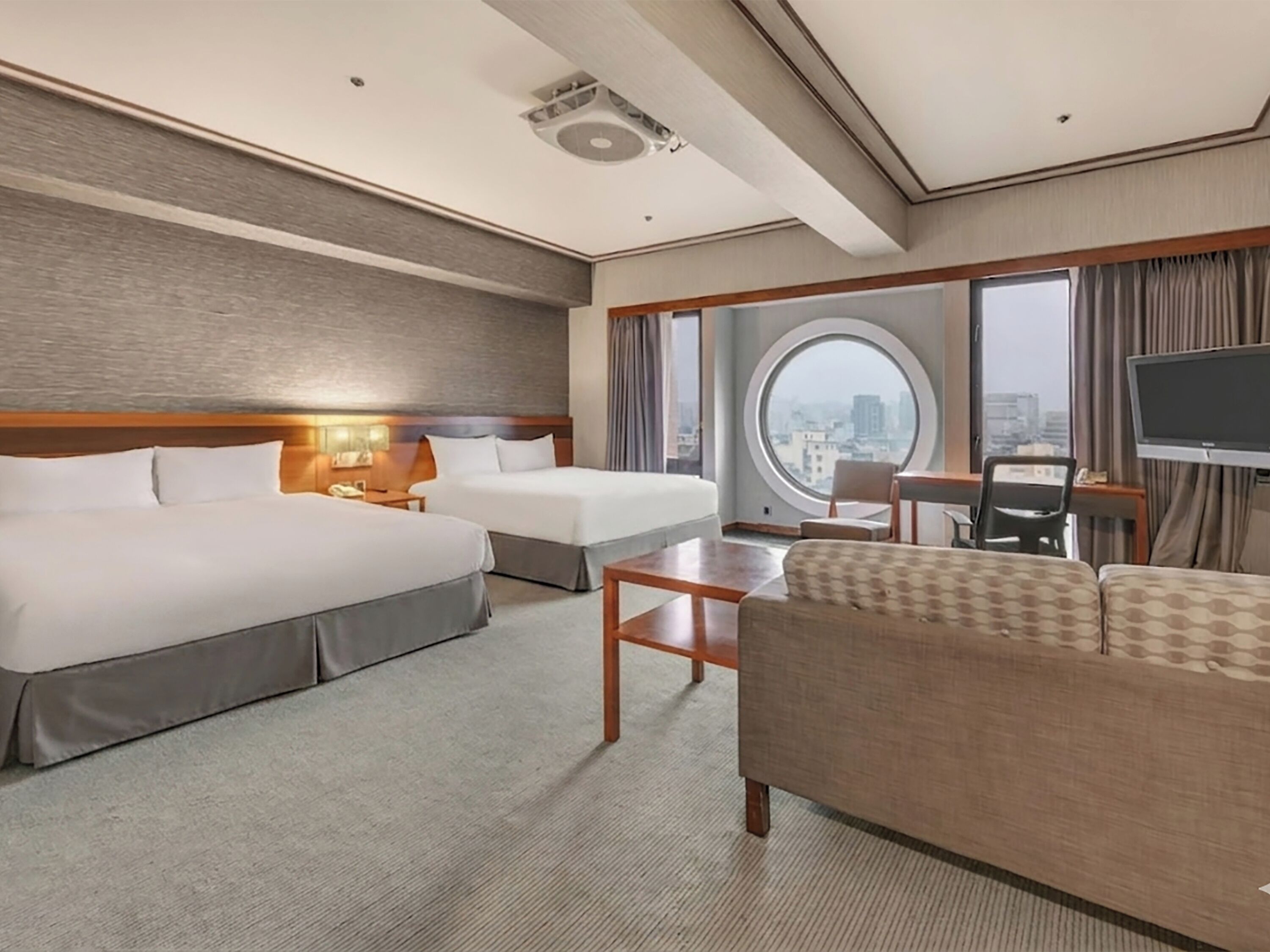 Deluxe Quadruple Room | Down comforters, desk, soundproofing, free WiFi