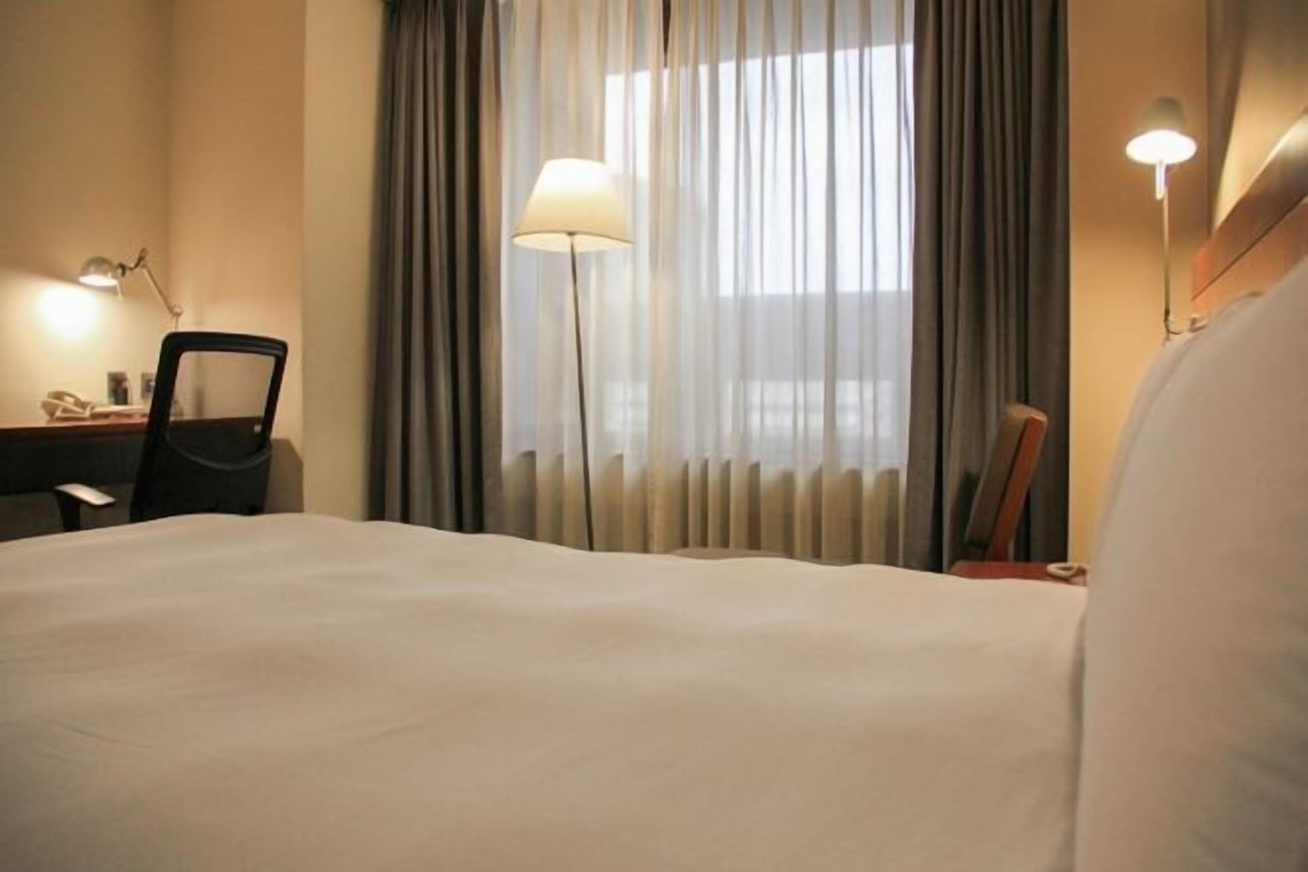 Down duvets, desk, soundproofing, free WiFi