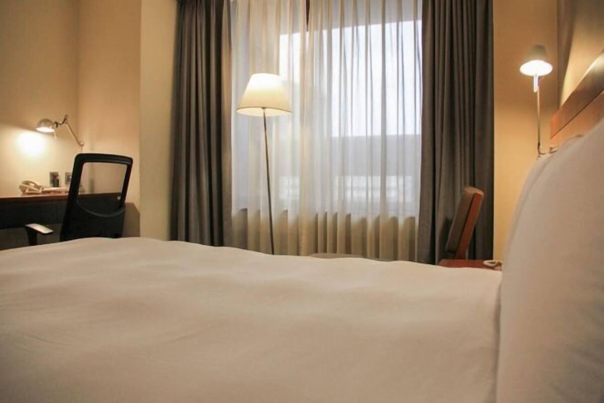 Down duvets, desk, soundproofing, free WiFi