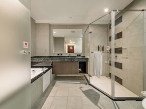 Chambre supérieure double | Salle de bain | Séchoir à cheveux, serviettes fournies, shampooing, papier de toilette