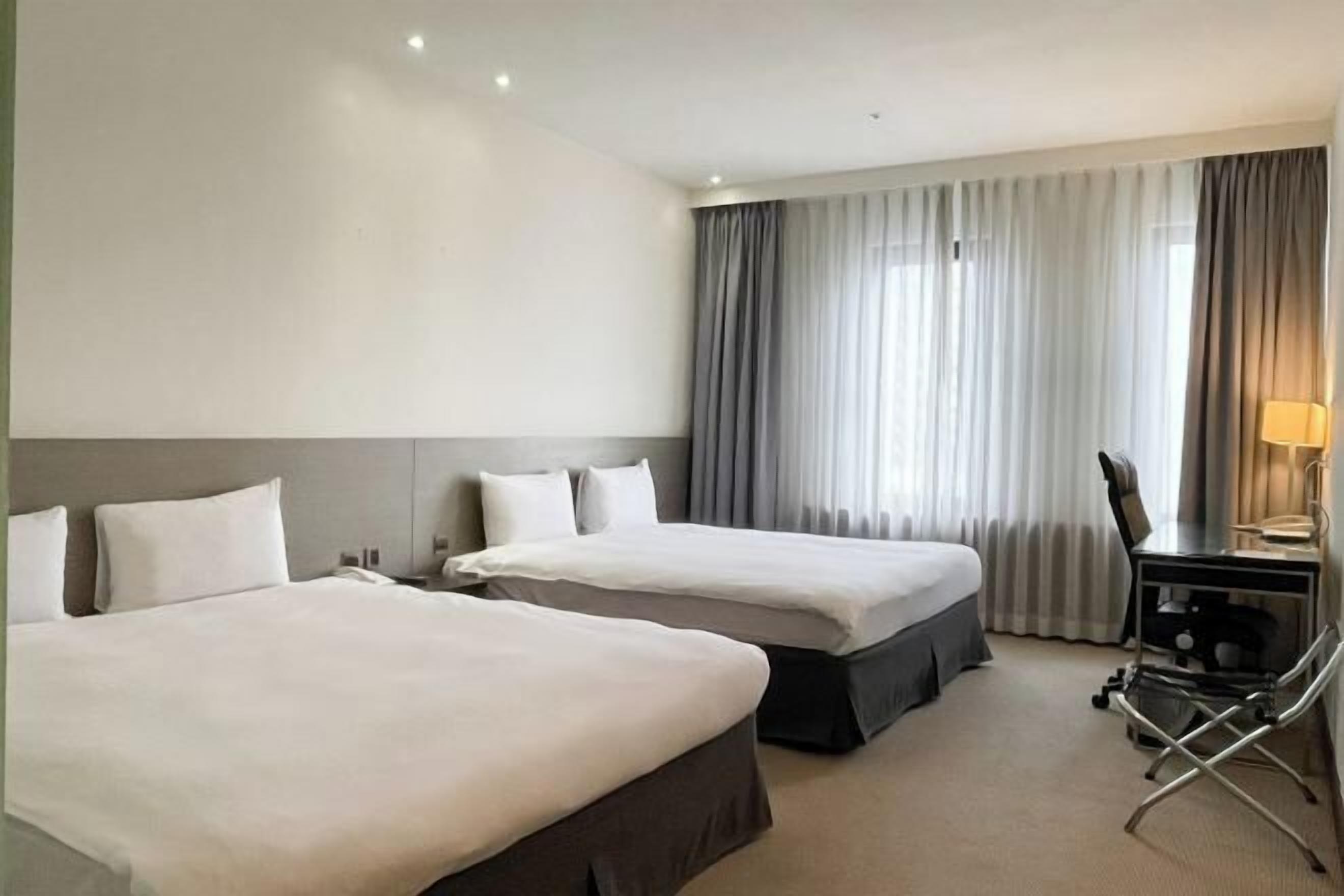 Down duvets, desk, soundproofing, free WiFi