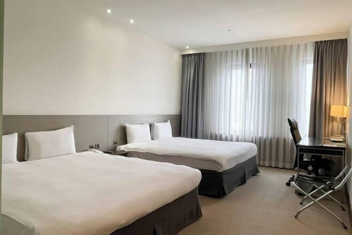 Down duvets, desk, soundproofing, free WiFi