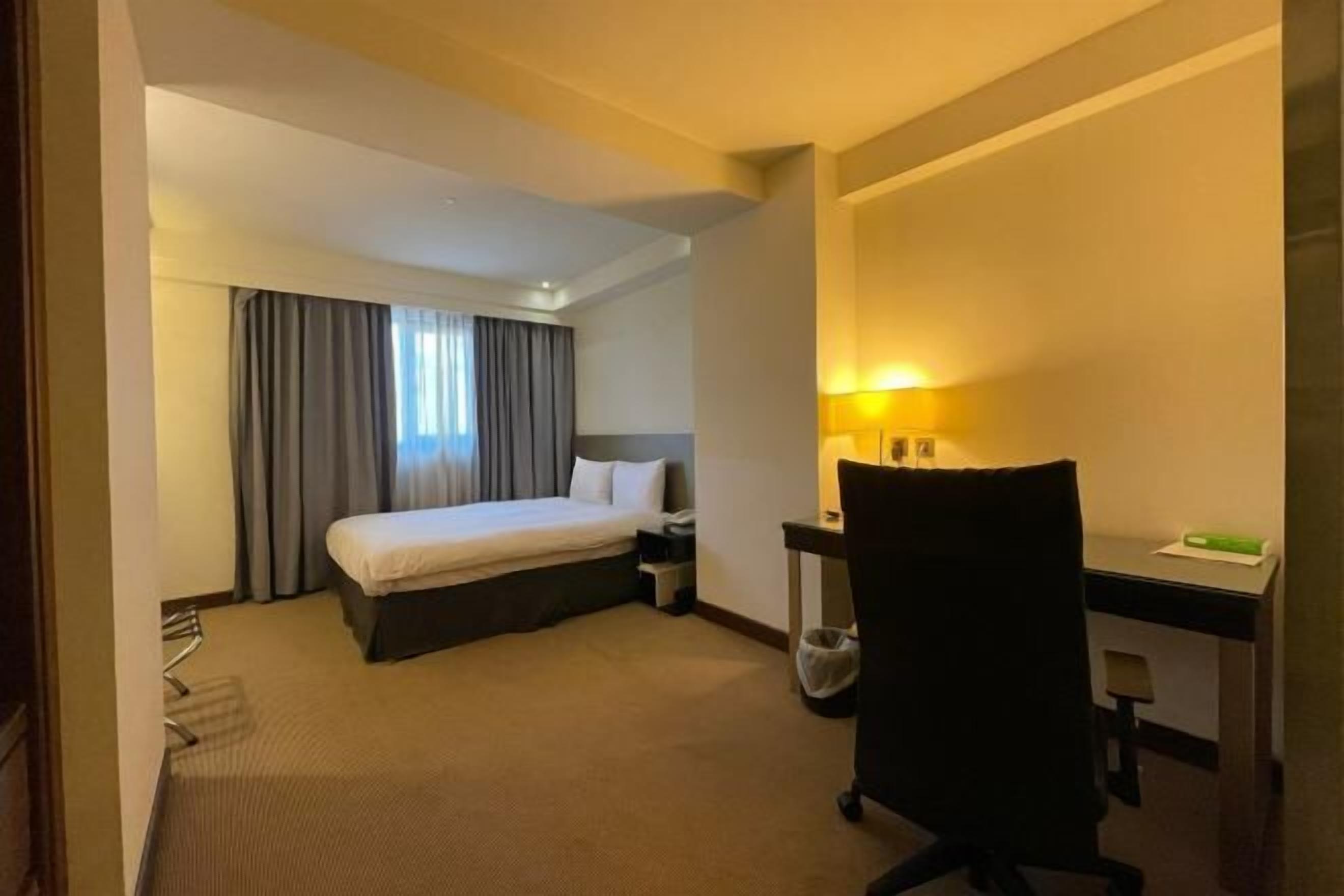 Down duvets, desk, soundproofing, free WiFi