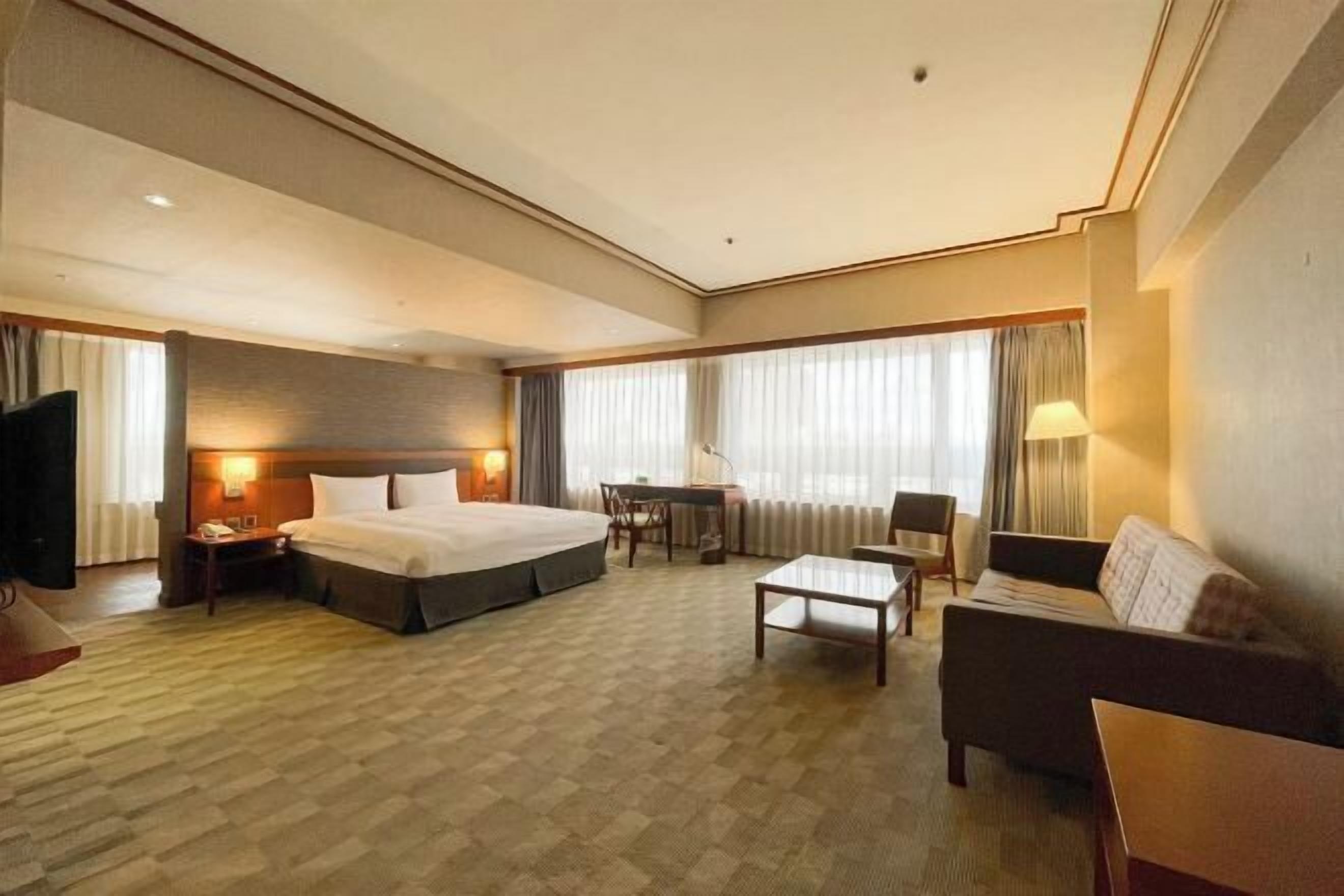 Down duvets, desk, soundproofing, free WiFi