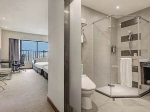 Habitación cuádruple superior | Edredón, escritorio, insonorización y wifi gratis 