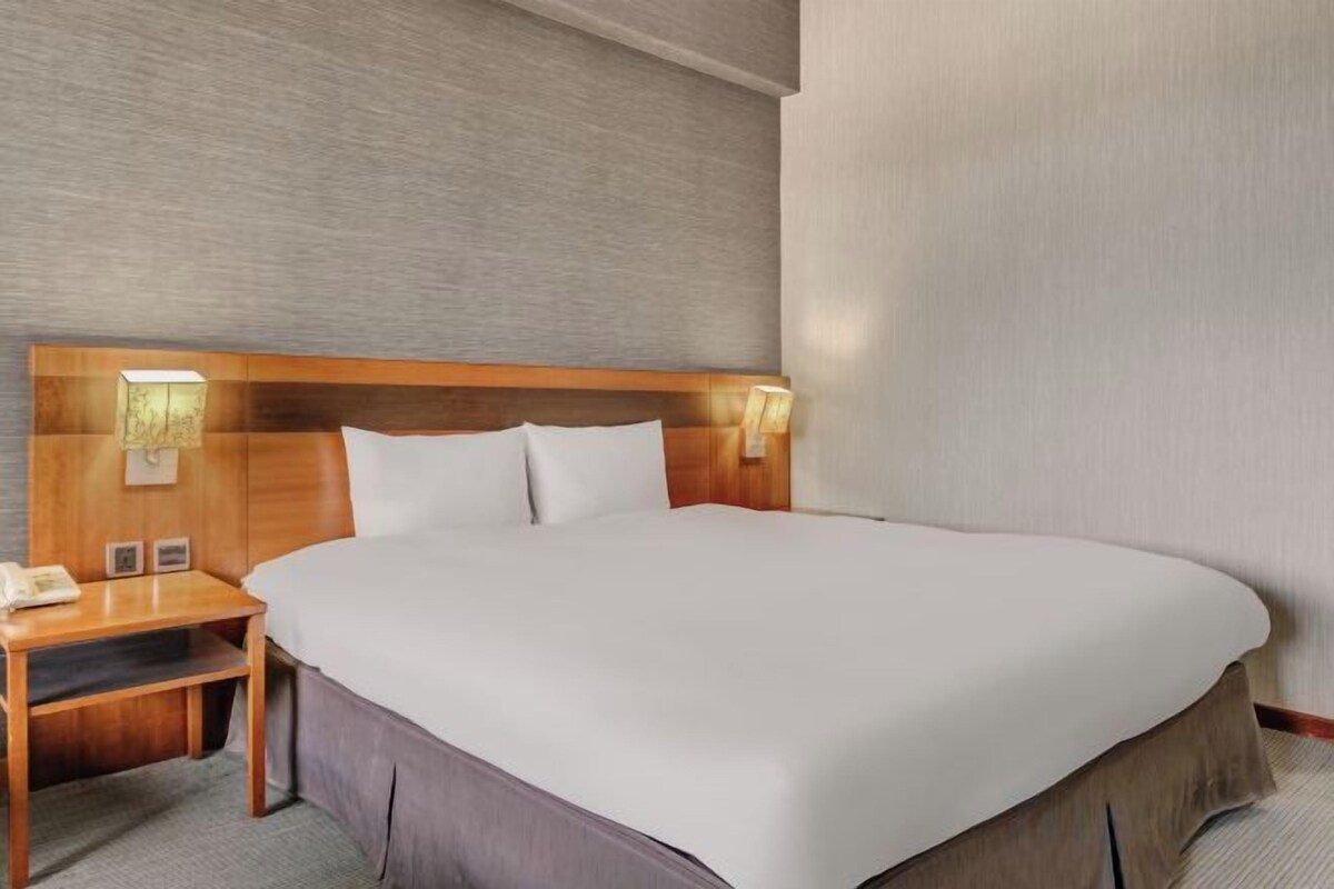 Down duvets, desk, soundproofing, free WiFi