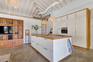 Fridge, microwave, oven, stovetop - Villa Kas Simba with a Refreshing Private Pool (Kralendijk)