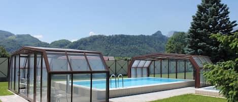 Kolam renang indoor