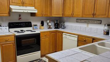 ثلاجة، ميكروويف، فرن، موقد طهي مسطح