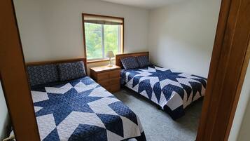 2 عدّة غرف نوم ومكواة/لوح كي وواي فاي مجانًا وملاءات أسرّة