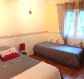 1 habitación, tabla de planchar con plancha, wifi gratis y ropa de cama