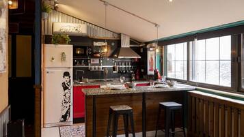 Een koelkast, een magnetron, een koffiezetapparaat/waterkoker