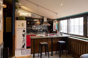 Een koelkast, een microgolfoven, een koffiezetapparaat/waterkoker