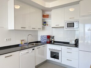 Geladeira, micro-ondas, fogão, lava-louças