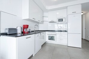 Kjøleskap, mikrobølgeovn, ovn og oppvaskmaskin