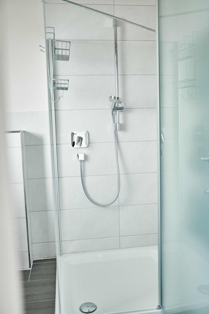 Shower, hair dryer, towels, soap - Appartment mit Panorama Blick (Stadecken-Elsheim)