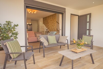 Charming villa between sea and mountains, ideal for friends or family