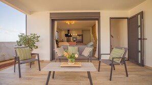 A modern living room with a sofa, two armchairs, a coffee table, and a potted plant. - Charming villa between sea and mountains, ideal for friends or family (Saint-Louis)