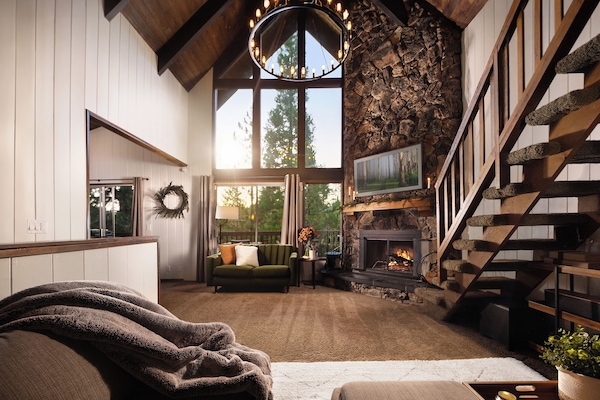 Una Smart TV, una chimenea, libros, una biblioteca de música