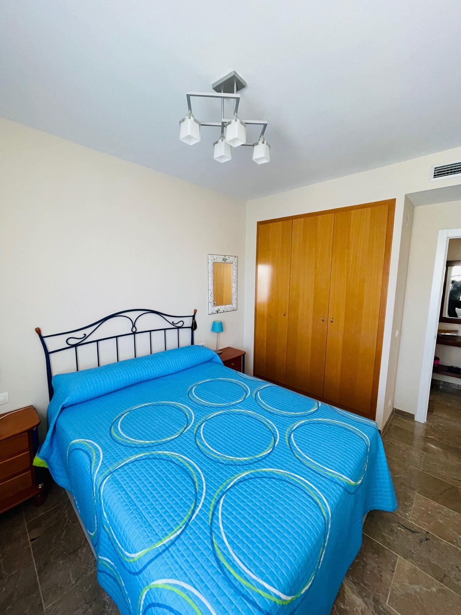 3 slaapkamers, een bureau, een strijkplank/strijkijzer, reisbedje