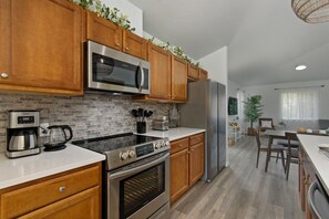 Refrigerador, microondas, horno, placa de cocina