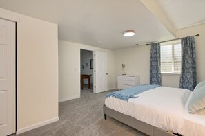 5 habitaciones, tabla de planchar con plancha y cuna de viaje