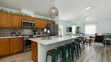 Refrigerador, microondas, horno, placa de cocina