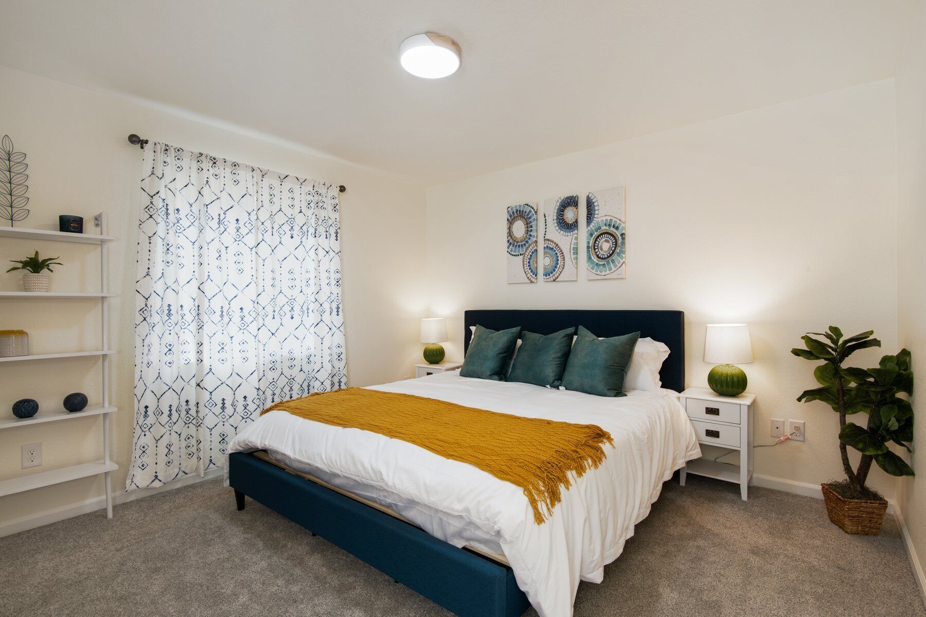 5 dormitorios, tabla de planchar con plancha, cuna de viaje