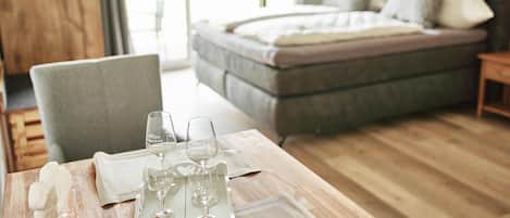 1 dormitori, caixa forta a l'habitació i un bressol de viatge