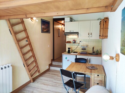 Renovated mezzanine studio with slope access in Isola, parking included