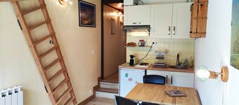 Renovated mezzanine studio with slope access in Isola, parking included