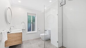 Shower, hair dryer, towels - SERENDIPITY - THE VINTAGE HOLIDAY HOUSES (POKOLBIN)