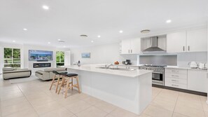 冷蔵庫、電子レンジ、オーブン、コンロ